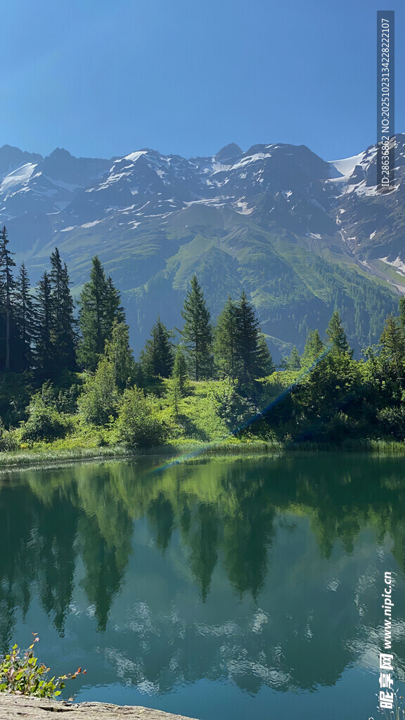 山间静谧湖景