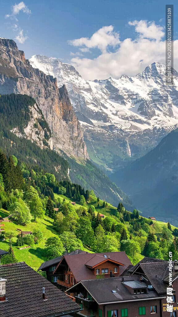 山间村落与壮丽雪山美景