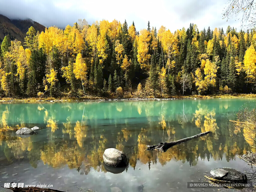 阿勒泰秋日湖畔美景