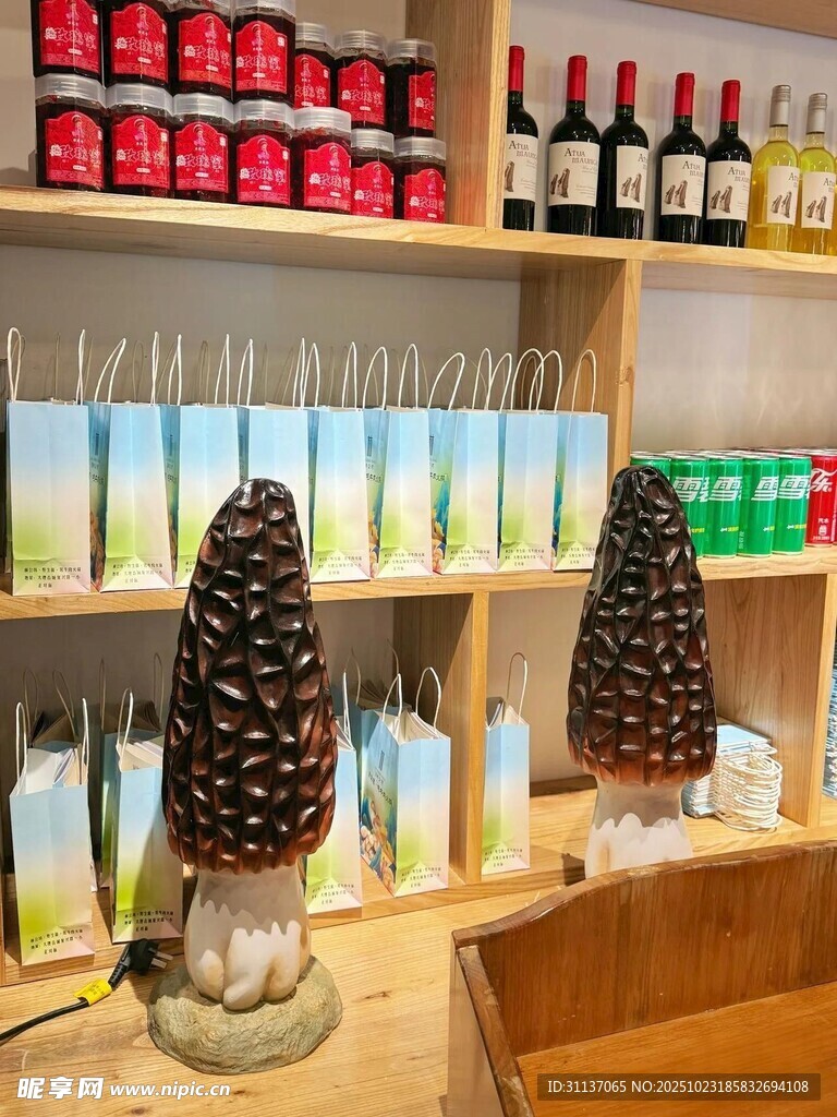 蘑菇造型灯具与酒品展示