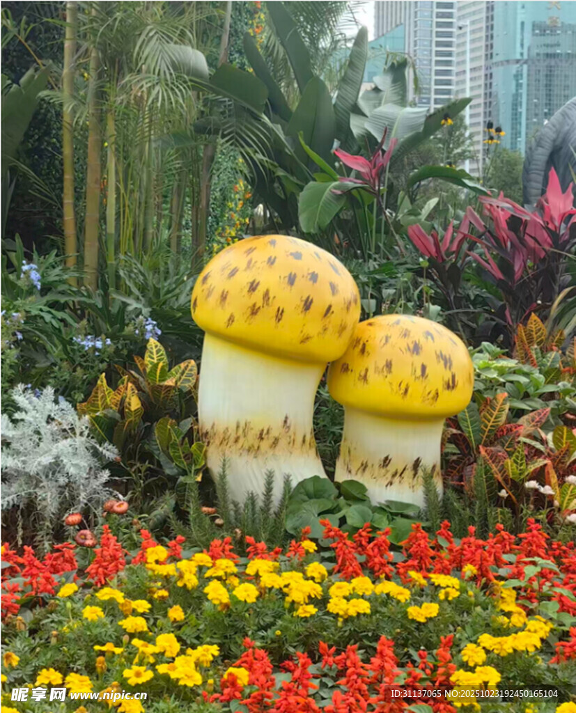 蘑菇造型景观与多彩花卉