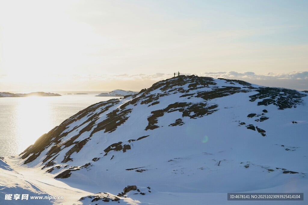 雪覆山峦的壮丽景致