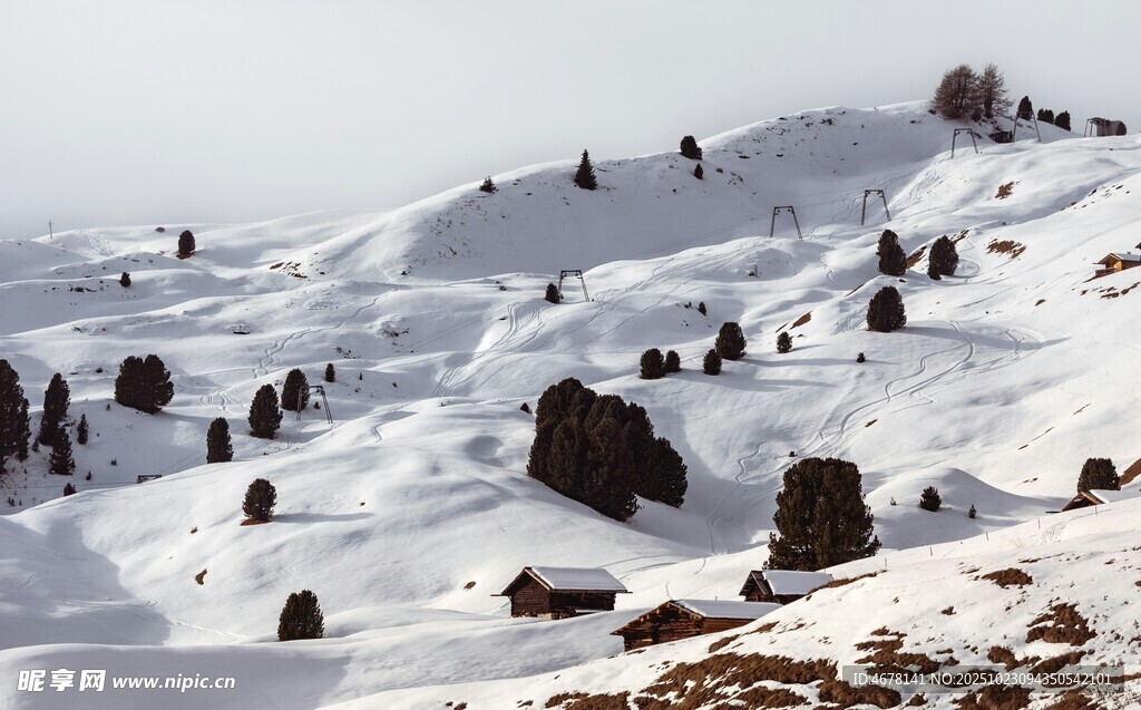 雪覆山丘景观