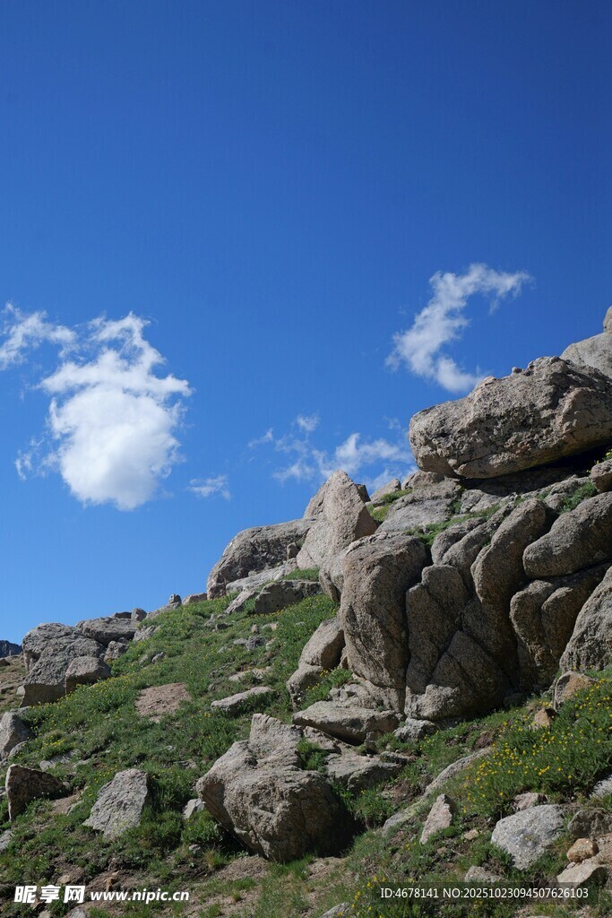 蓝天山石间的自然景致