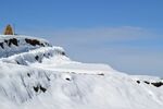 雪覆山峦顶端矗立标志物