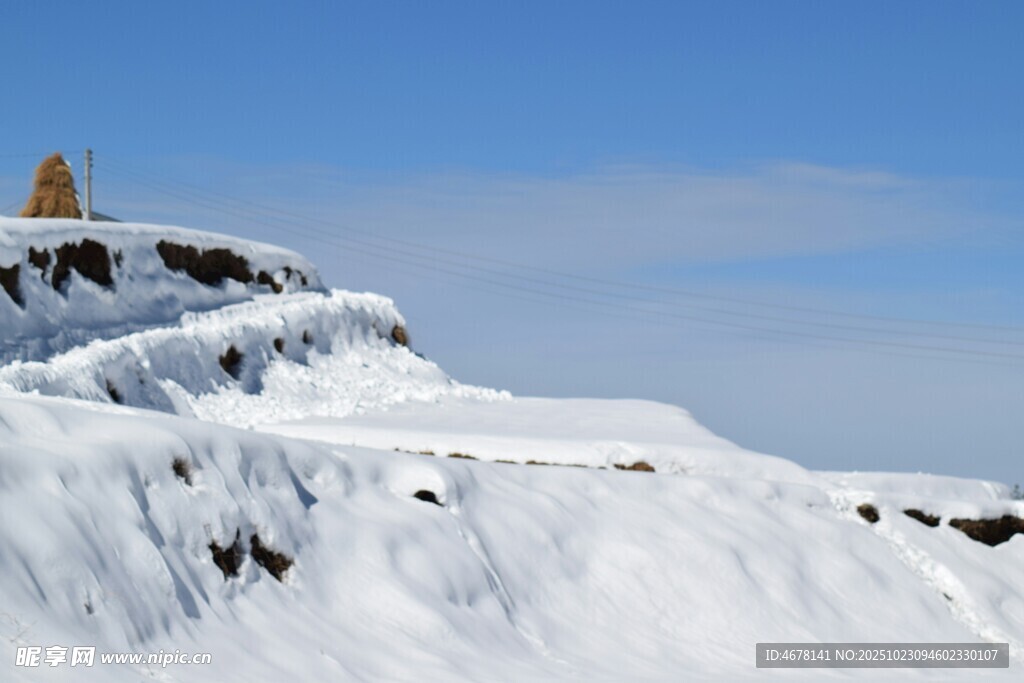 雪覆山峦顶端矗立标志物