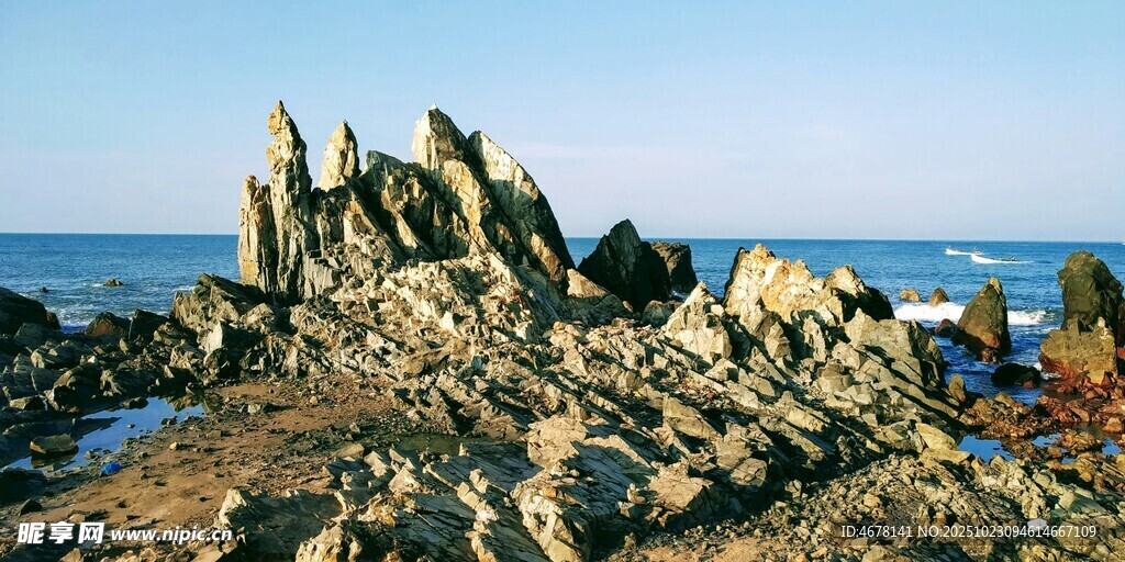 海边嶙峋怪石景观