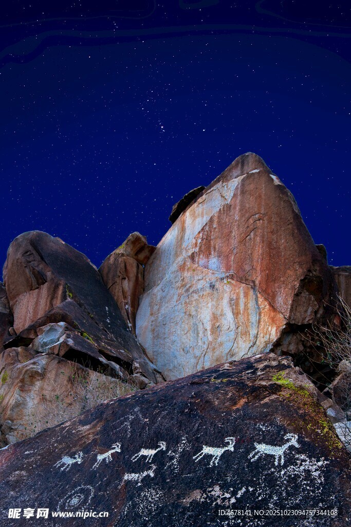 夜空下的嶙峋岩石