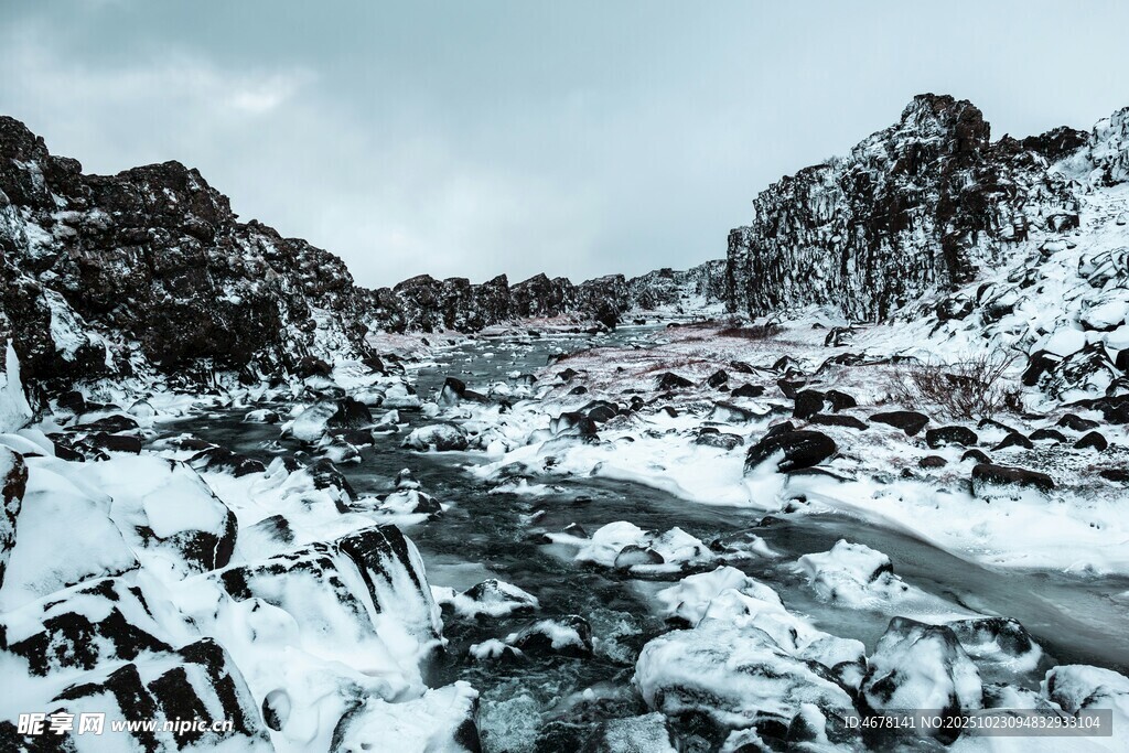 冬日雪景中的山间河流