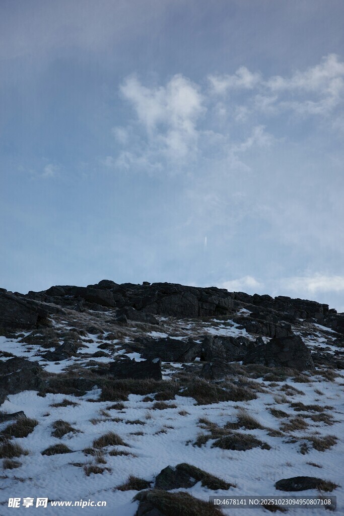 雪山景致蓝天覆云