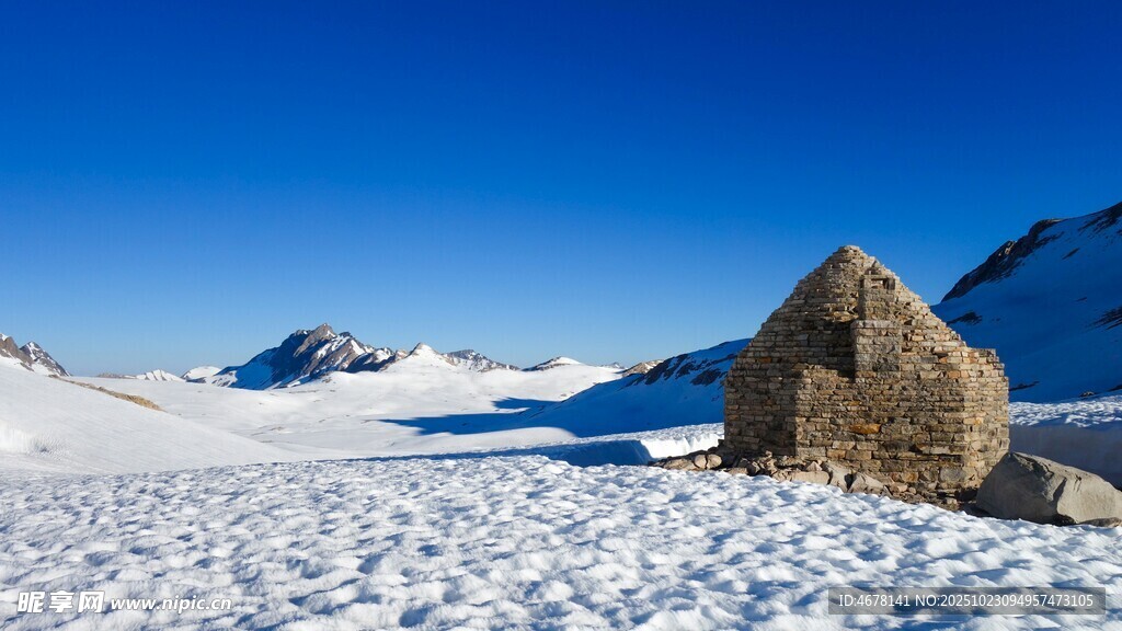 雪山孤石景观