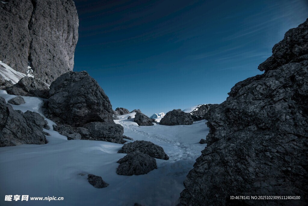 雪山岩石间的壮丽景致