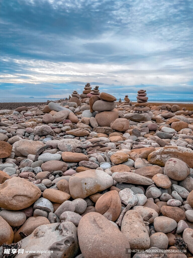 海边石滩静谧自然景致