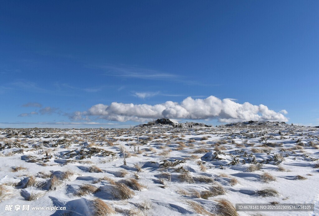 雪地旷野中的蒸汽景象