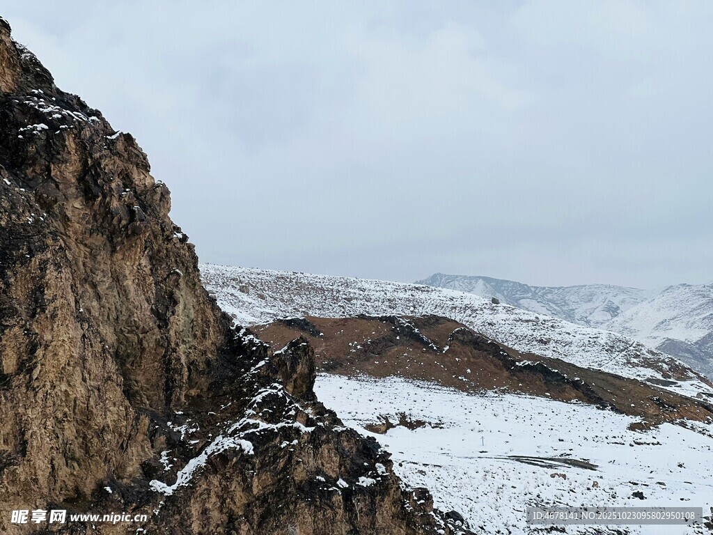 雪山旁的嶙峋岩石