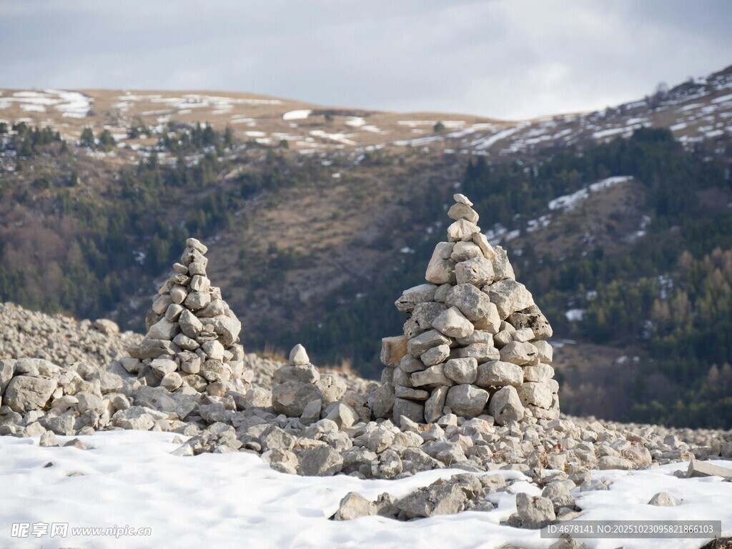 雪中山间石堆景观