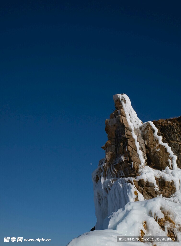 雪覆奇峰
