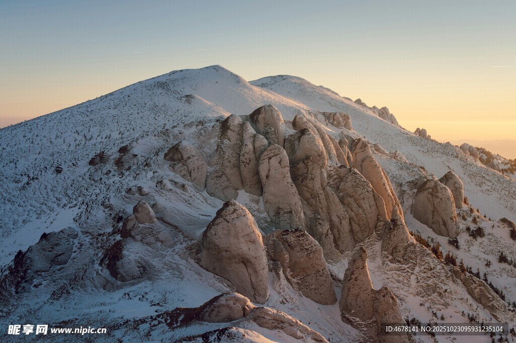 雪覆山峦壮丽景观