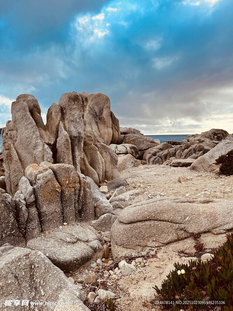 海边嶙峋怪石与蓝天美景