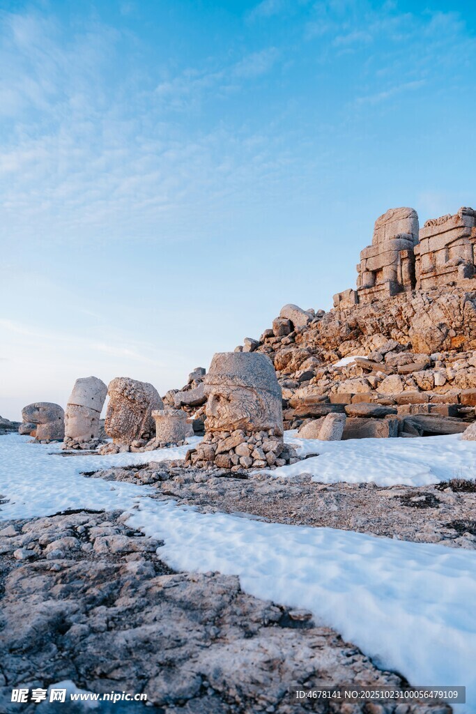 雪覆岩石的壮丽自然景观