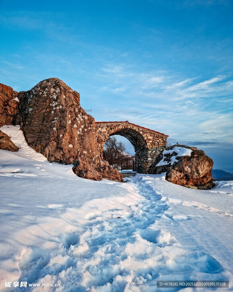 雪覆岩石拱门的冬日美景
