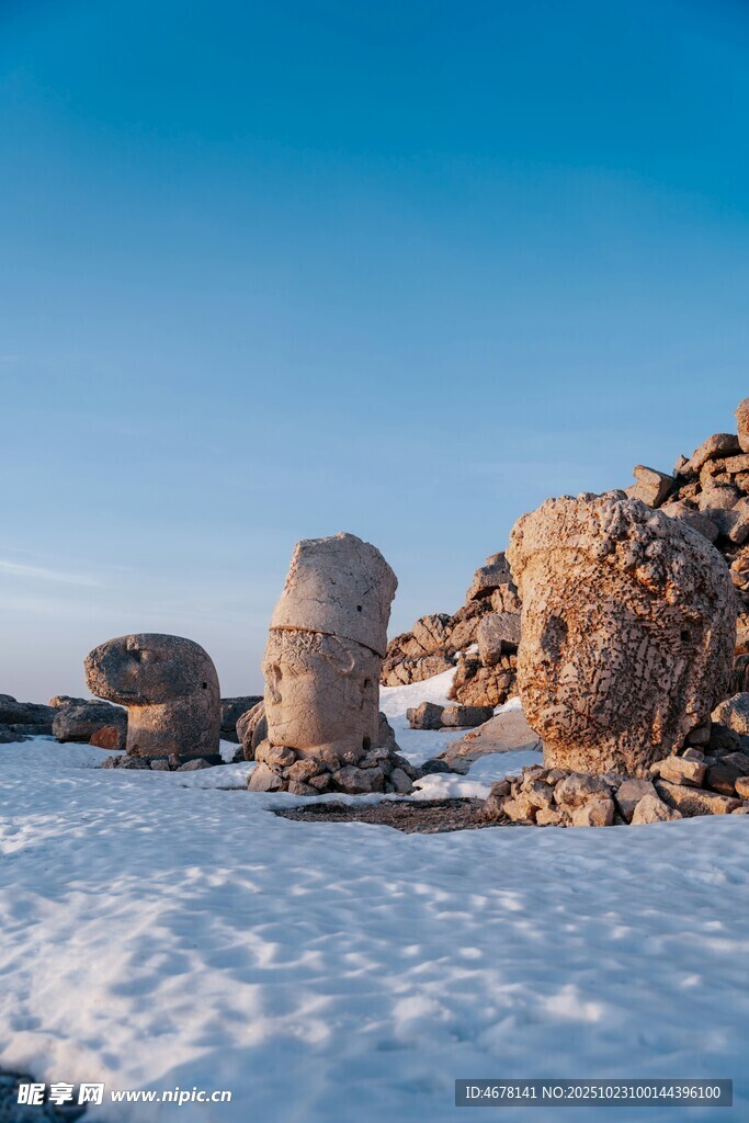 雪地中的奇特岩石景观