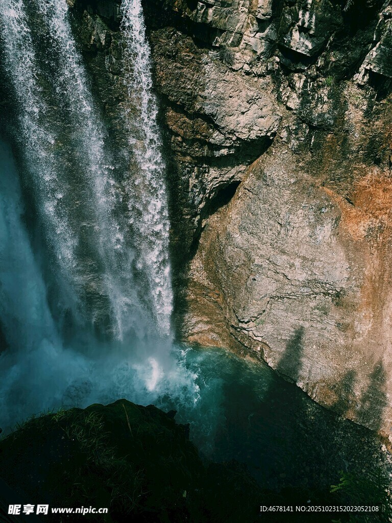 壮观瀑布下的幽蓝潭水