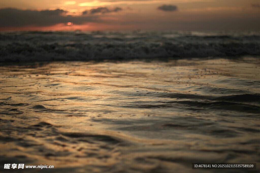 夕阳下的海浪沙滩美景