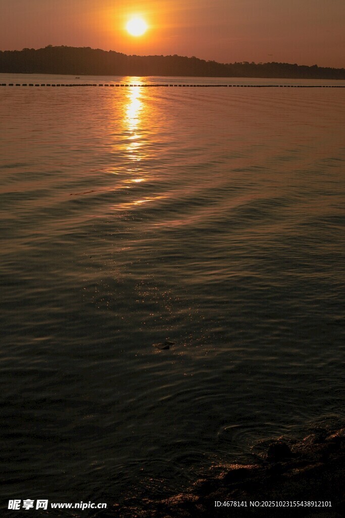 夕阳下波光粼粼的湖面