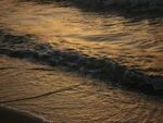 夕阳下的海浪沙滩美景