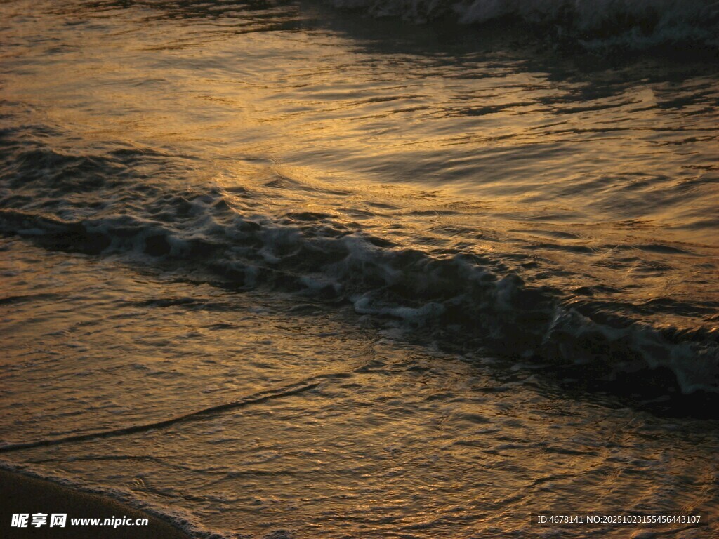 夕阳下的海浪沙滩美景