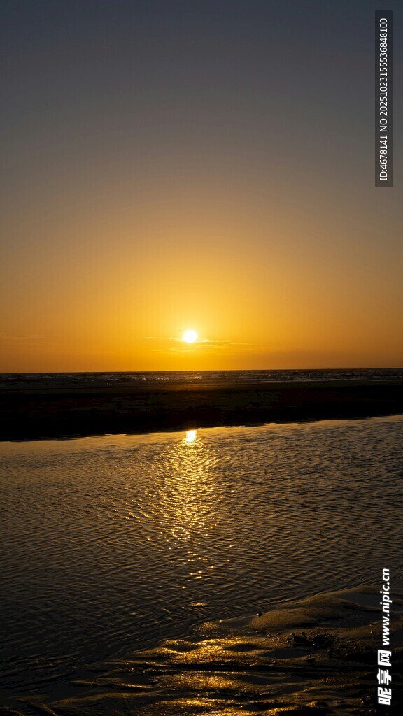 夕阳下波光粼粼的水面