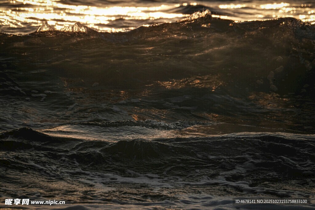 夕阳下的汹涌海浪