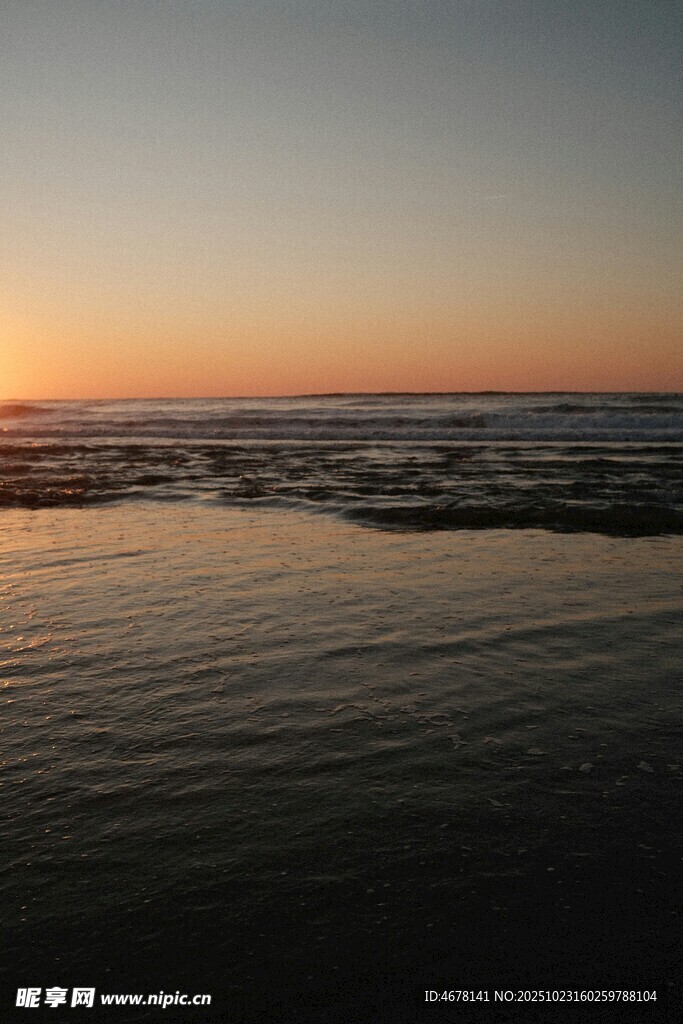 海边日落时分的宁静水面