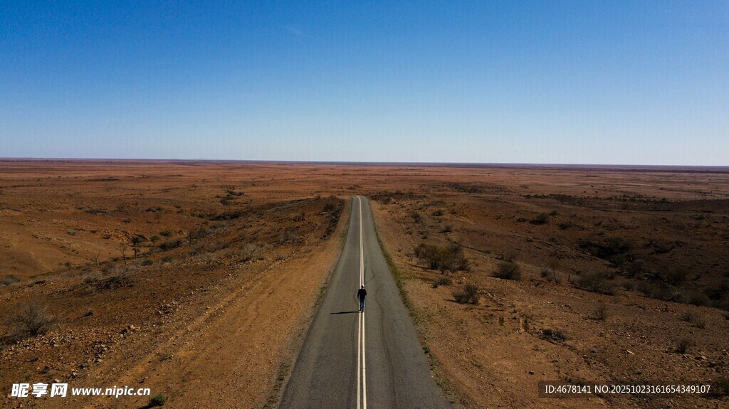 荒漠公路上的孤独行驶