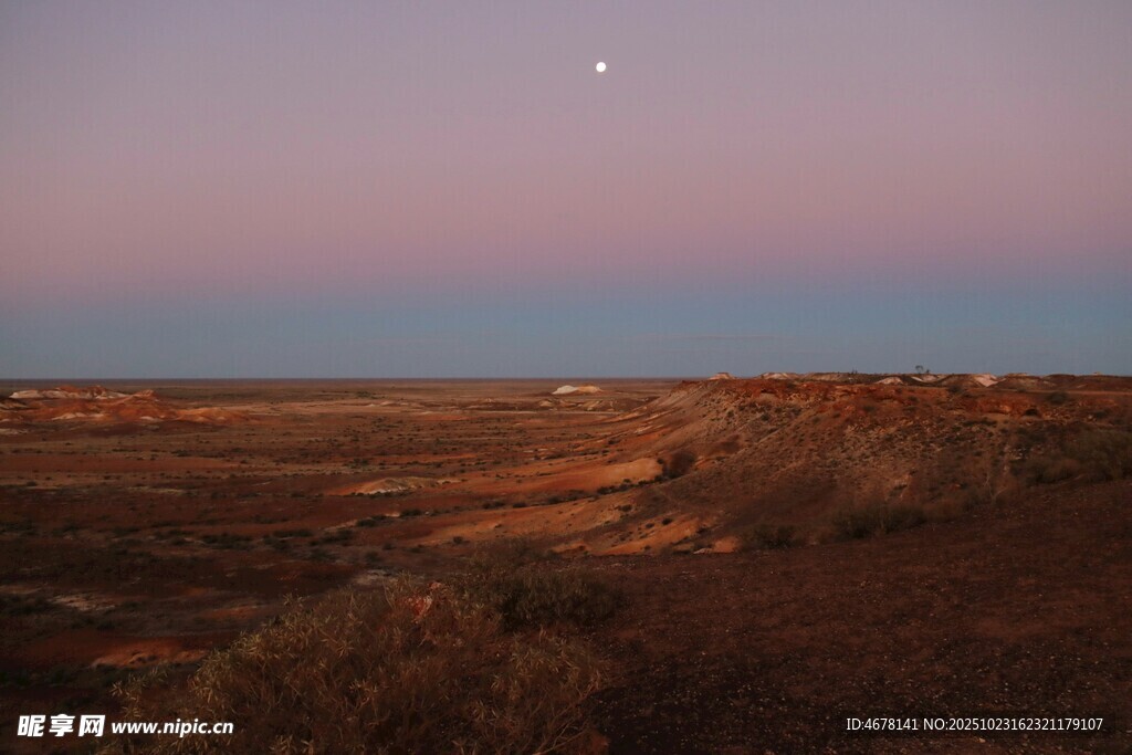 黄昏旷野上的孤月