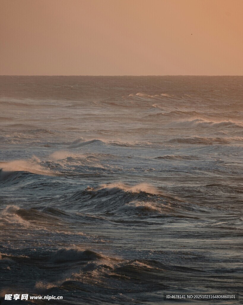 夕阳下的壮阔海浪景观