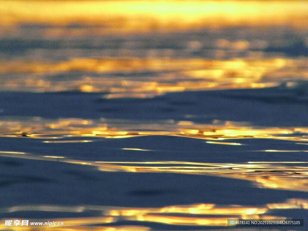 夕阳下波光粼粼的水面