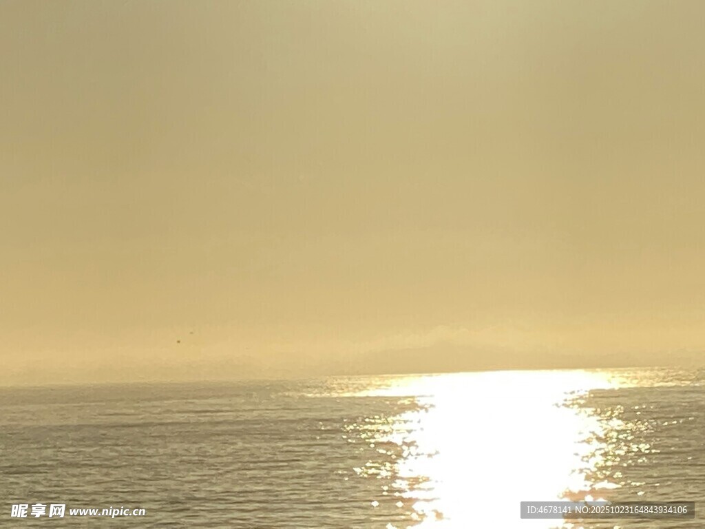 海上日出金色阳光洒海面