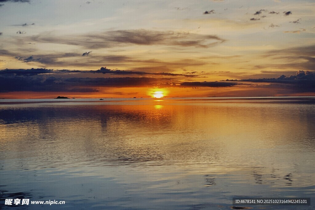 夕阳下平静湖面的美丽景象