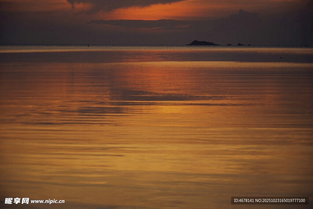 夕阳下的静谧海面