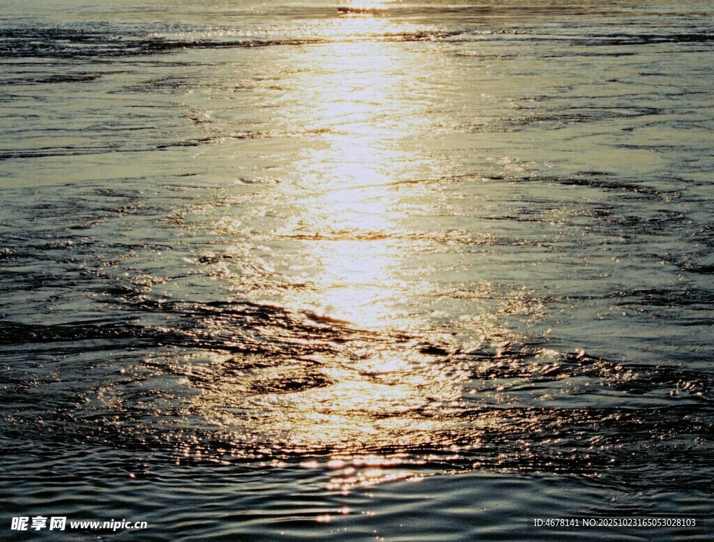 夕阳下波光粼粼的水面