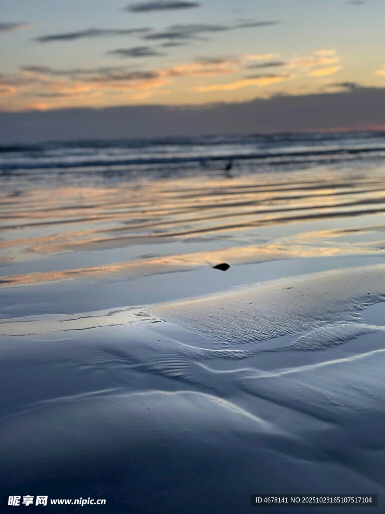 海边日落时分的宁静沙滩