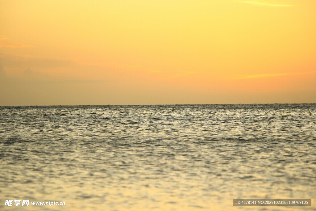 夕阳下波光粼粼的海面