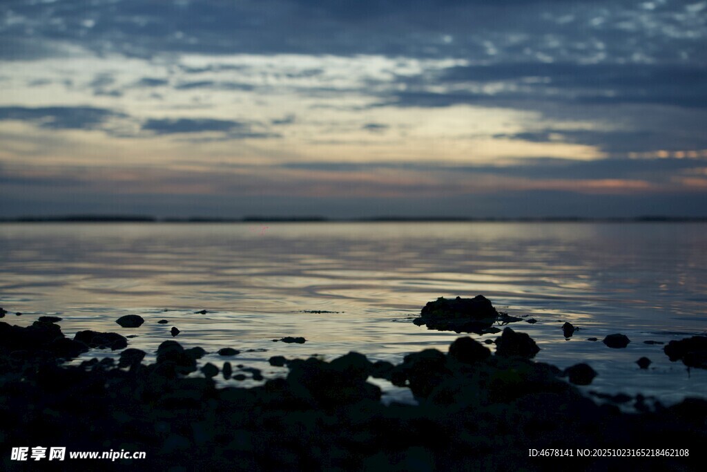 黄昏下宁静的海边景致