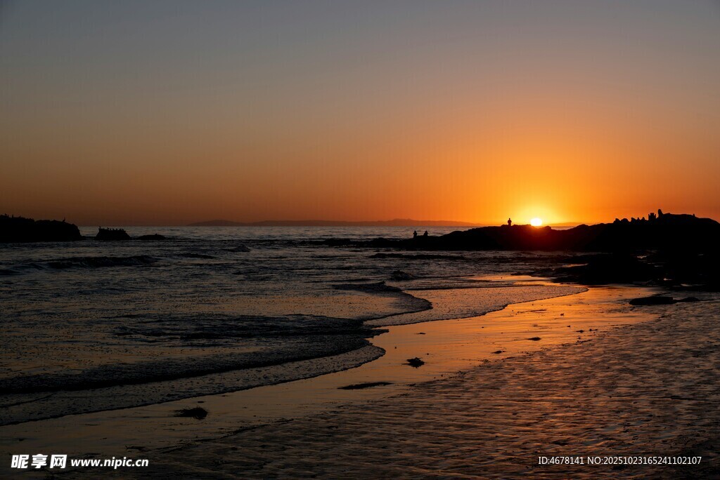 夕阳下的海滩美景