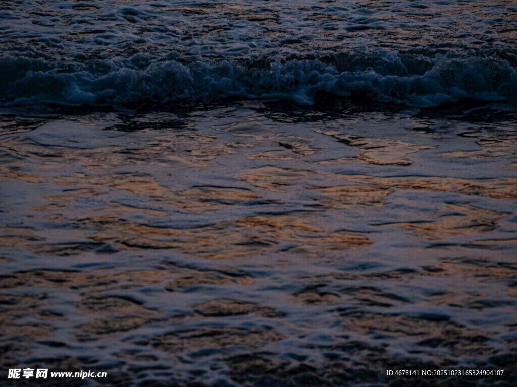 夕阳下的海浪波光粼粼