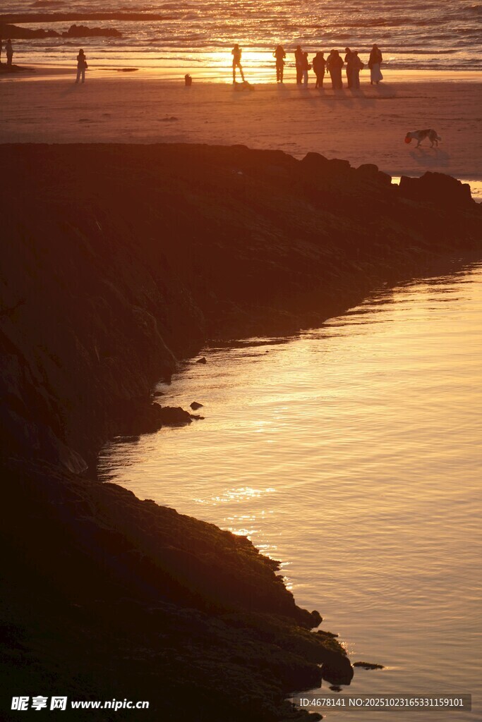夕阳下的海滨美丽景致