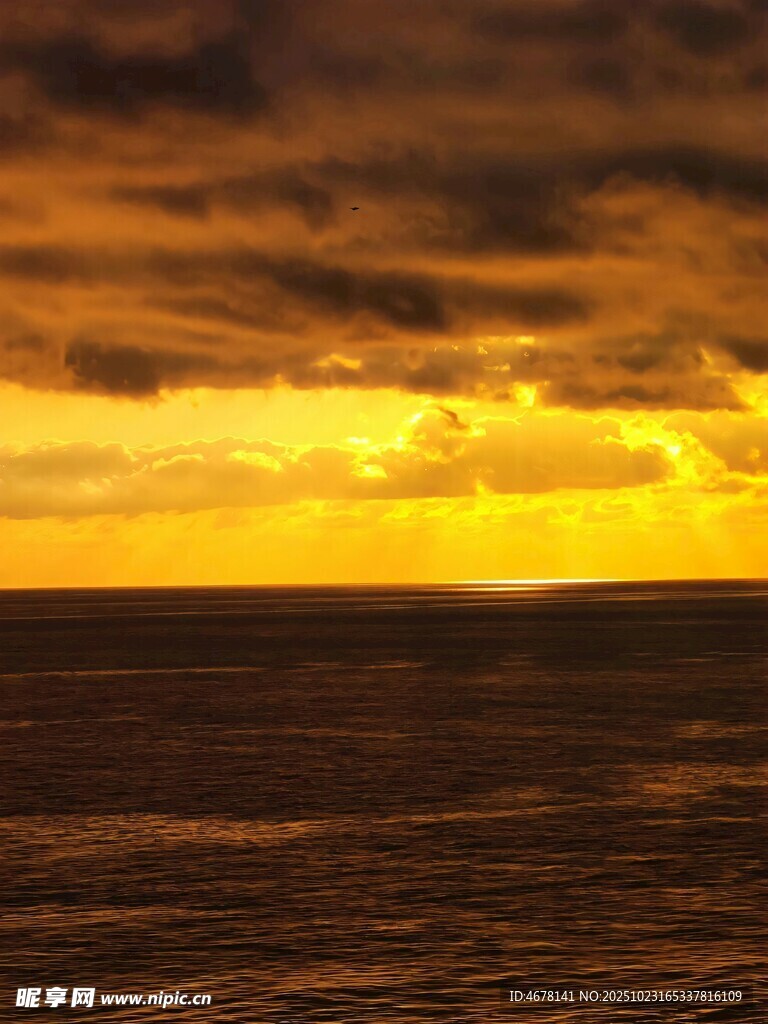 海上壮丽日落云霞满天