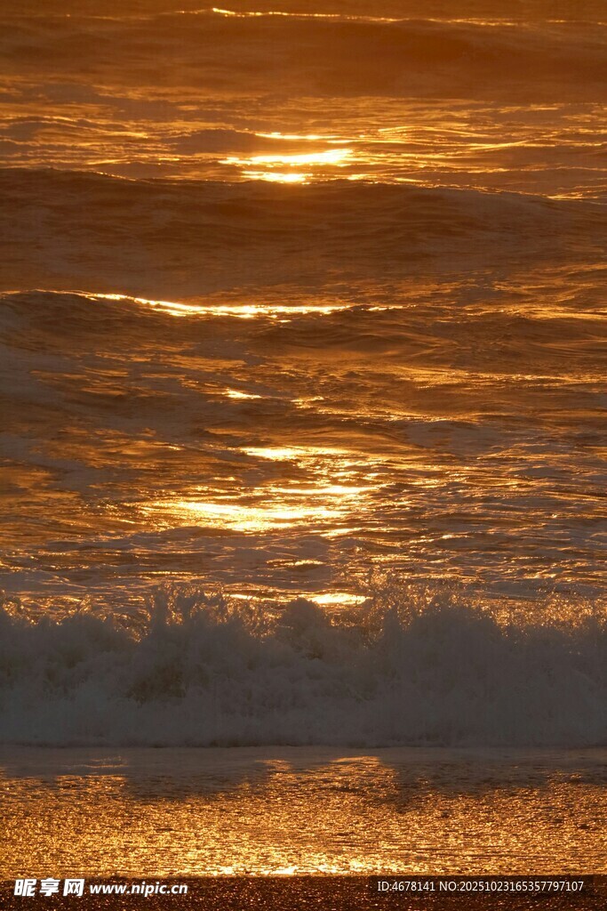 夕阳下波光粼粼的海面